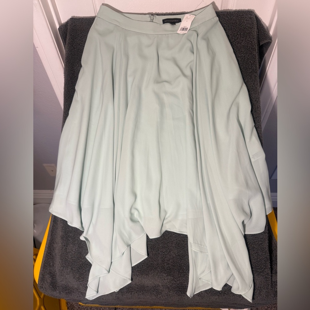 Banana Republic Asymmetrical Light Green Skirt- Size‎ 4 NWT